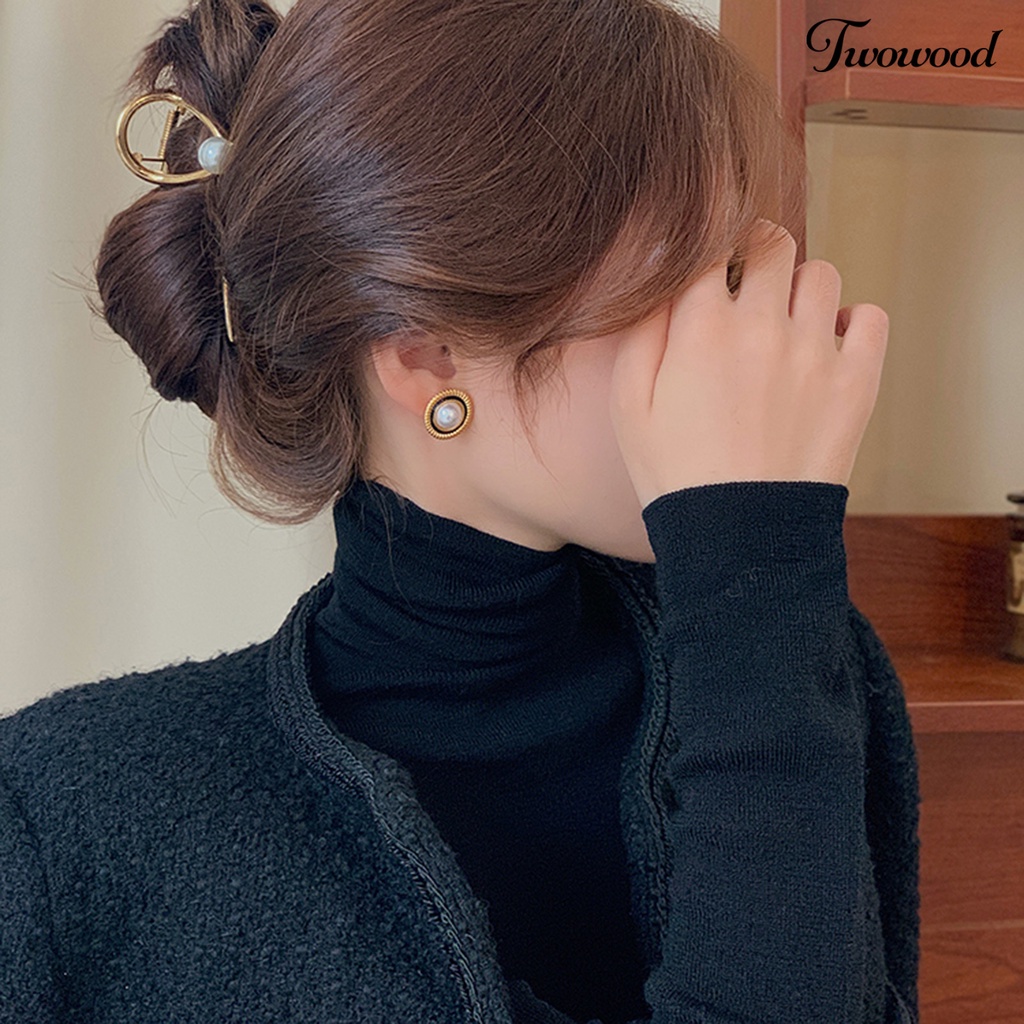 Twowood 1pasang Ear Studs Vintage Elegan Temperamen Putaran Cahaya Mewah Hias Hadiah Wanita Mutiara Imitasi Stud Earrings Perhiasan Aksesoris Populer