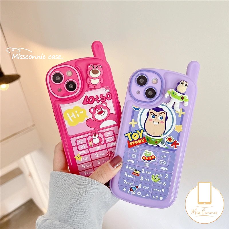 Kepribadian Retro Bentuk Telepon Kartun Toy Story Case Kompatibel Untuk iPhone 7Plus XR 11 13 14 12 Pro MAX 7 8 Plus X XS MAX SE 2020 3D Imut Strawberry Bear Manyo Lembut Tpu Cover