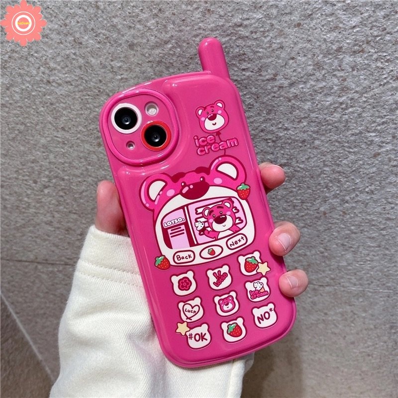 IPHONE Kartun Strawberry Bear Manyo Case Kompatibel Untuk Iphone11 13 14 12 Pro MAX 7Plus 8Plus 78 Plus XR X XS MAX SE 2020 Kepribadian Retro Bentuk Ponsel Seluler Lembut Glossy Phone Cover