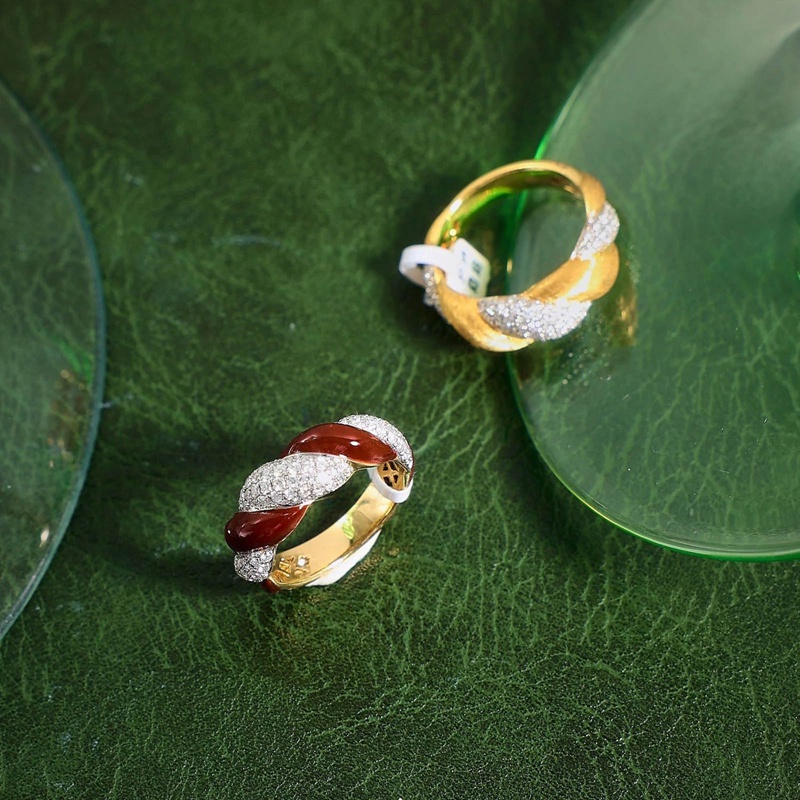 Retro Perhiasan Berlapis 18 K Warna Emas Cincin Bertatahkan Penuh Zirkon Merah Enamel Twist Ring Untuk Wanita Perjamuan Aksesoris