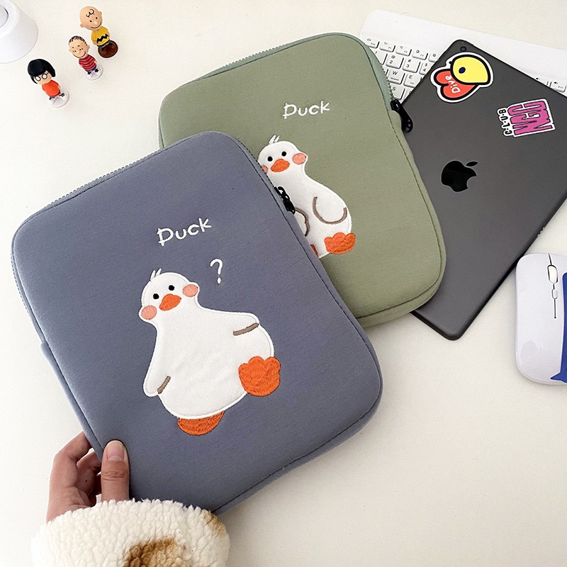 JOLINEOFFICIAL SARUNG LAPTOP IPAD TAB TABLET MACBOOK AIR MACBOOK PRO ASUS ACER LENOVO HUAWEI HP 11 12 13 14 14 INCH / IMPORT KOREAN LAPTOP SLEEVE MOTIF BERUANG BEBEK / TAS LAPTOP LUCU BERKUALITAS TEBAL / ESTETIK SLEEVE POUCH / MERCI MERCREDI LAPTOP POUCH