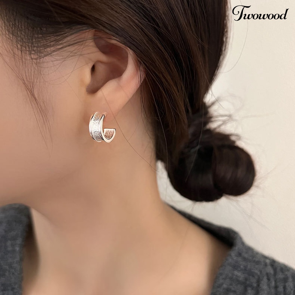 Twowood 1pasang Anting Pejantan Geometris Berbentuk Busur Tekstur Permukaan Temperamen Tahan Luntur Dekorasi Hypoallergenic Berbentuk C Tindik Wanita Earrings Perhiasan Aksesori