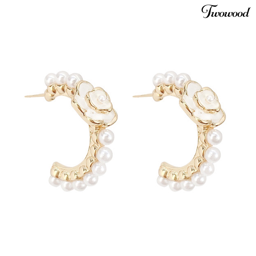 Twowood 1pasang Anting Hoop Temperamen Camellia Cahaya Mewah Eye-catching Tidak Luntur Dekorasi Electroplating Niche Mutiara Imitasi Lingkaran Anting Perhiasan Aksesori