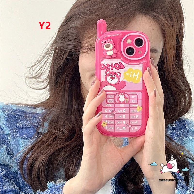 IPHONE Kartun Boneka 3D Kepribadian Retro Telepon Bentuk Case Kompatibel Untuk Iphone11 13 14 12 Pro MAX XR 7 8 Plus X XS MAX SE 2020 Lucu Toy Story Strawberry Bear Manyo Glossy Lembut Tpu Cover