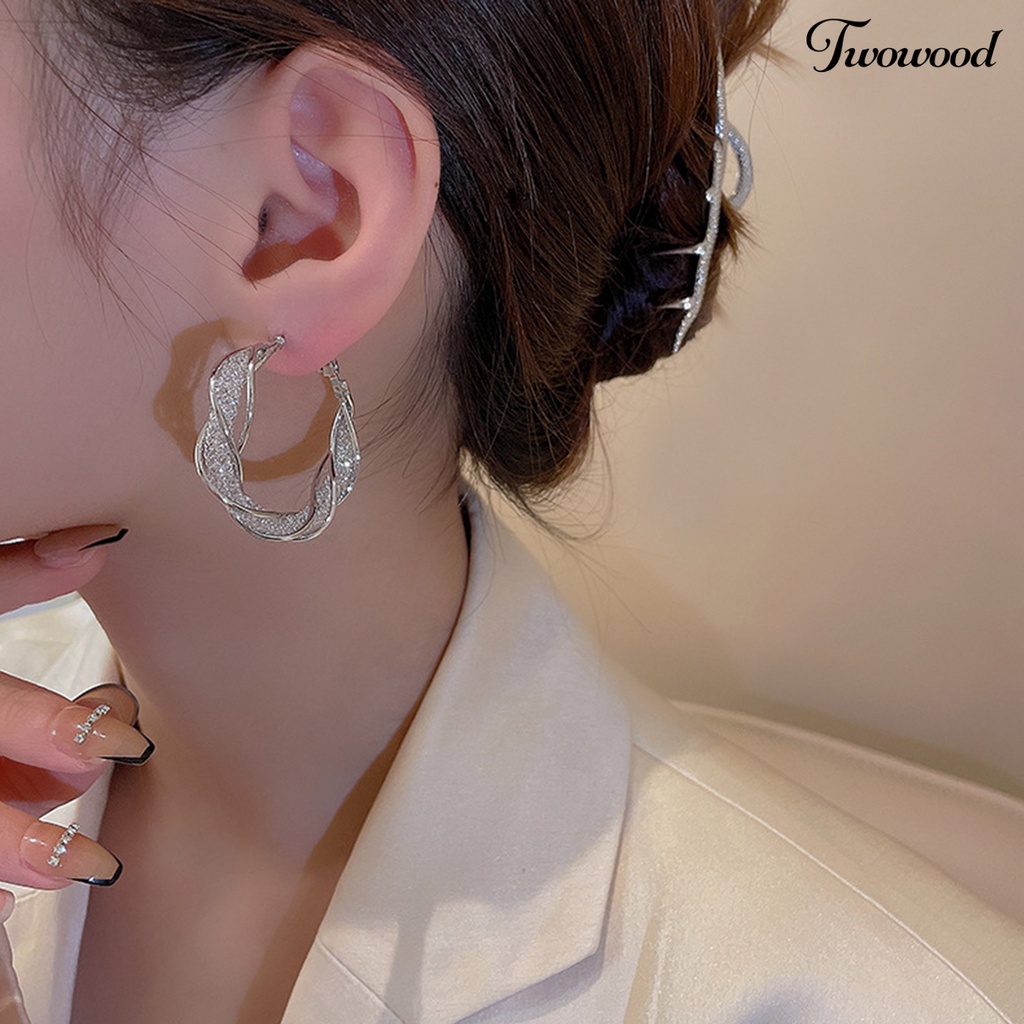 Twowood 1pasang Anting Hoop Besar Geometris Memutar Berongga Logam Lingkaran Anting Perhiasan Fashion