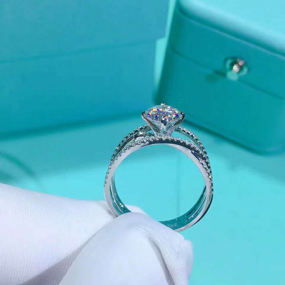 Goldkingdom Aksesoris Perhiasan Fashion Ready Stock Cincin Moissanite Sansheng III Karat Lapis Titanium Pt950 Emas Putih Imitasi Zirkon Pernikahan Band