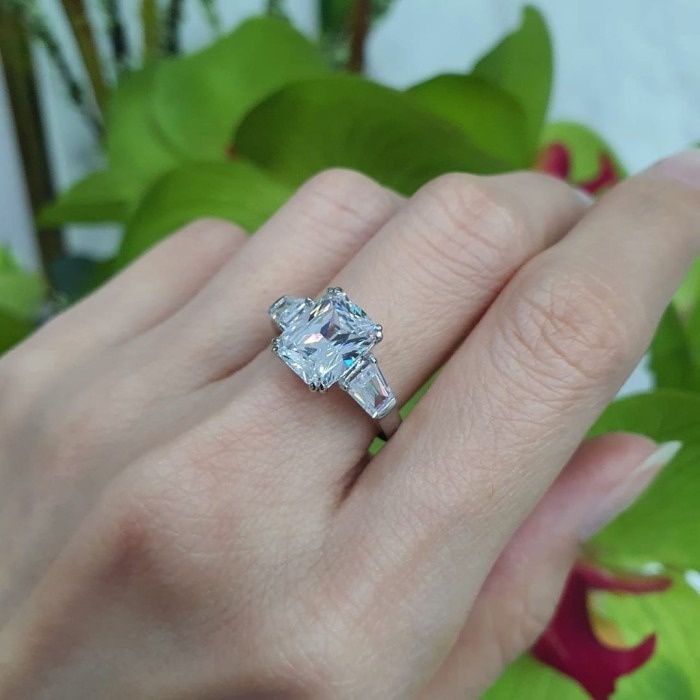 Cincin Harry Winston Emerald Cut 4 Ct Eco Diamond Platinum 950