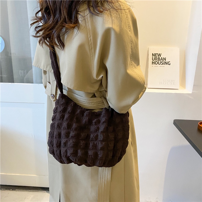 TAS PUFFY SELEMPANG KOREAN PILLOW BAG SELEMPANG WANITA KOREA KEKINIAN PUFFY FOAM SHOULDER BAG TREND Tas Selempang Top Handle Wanita Fashion Korea Terbaru Tas Shoulder Bag Wanita Kekinian