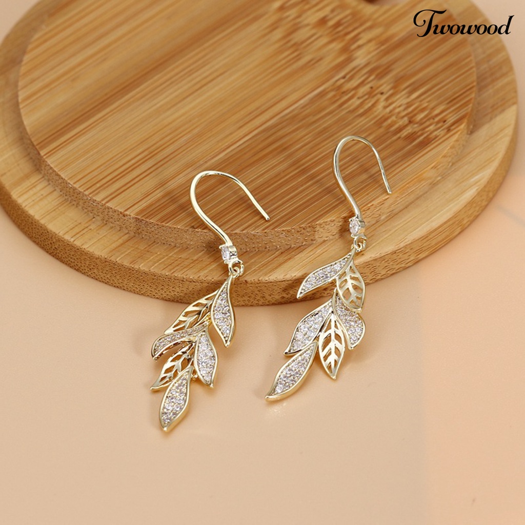 Twowood 1pasang Anting Kait Dainty Elegan Temperamen Golden Bling Berlian Imitasi Berongga Daun Menjuntai Anting Perhiasan Aksesoris