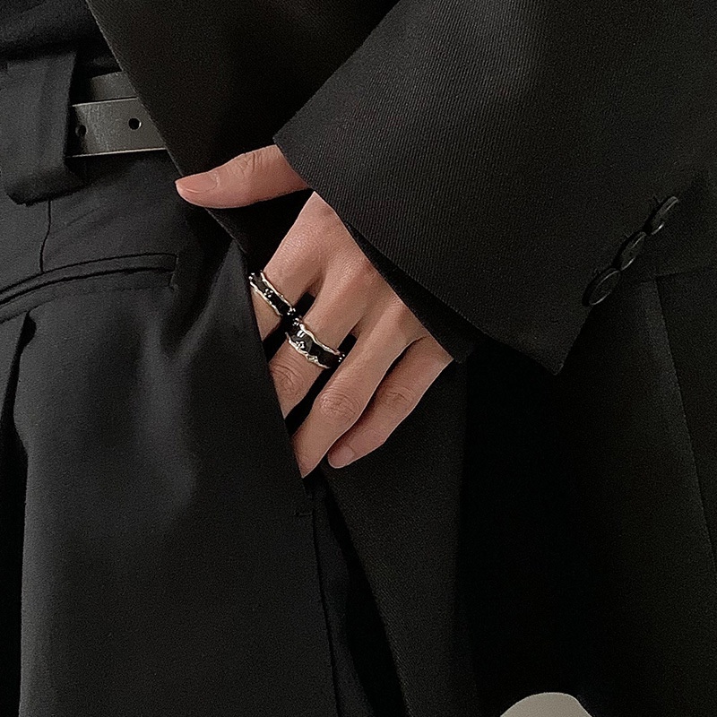 Cahaya Mewah Berlian Imitasi Hitam Pasangan Melawan niche Desain Rasa Cincin Wanita Kepribadian senior sense titanium steel ring Pria