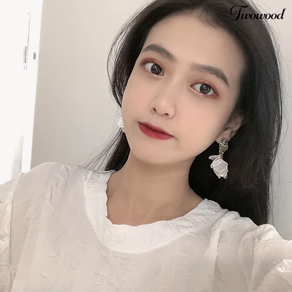 Twowood 1pasang Drop Earrings Kepribadian Hadiah Ulang Tahun Gaya Korea Temperamen Shell Putih Kelopak Bunga Stud Earrings Perhiasan Aksesori