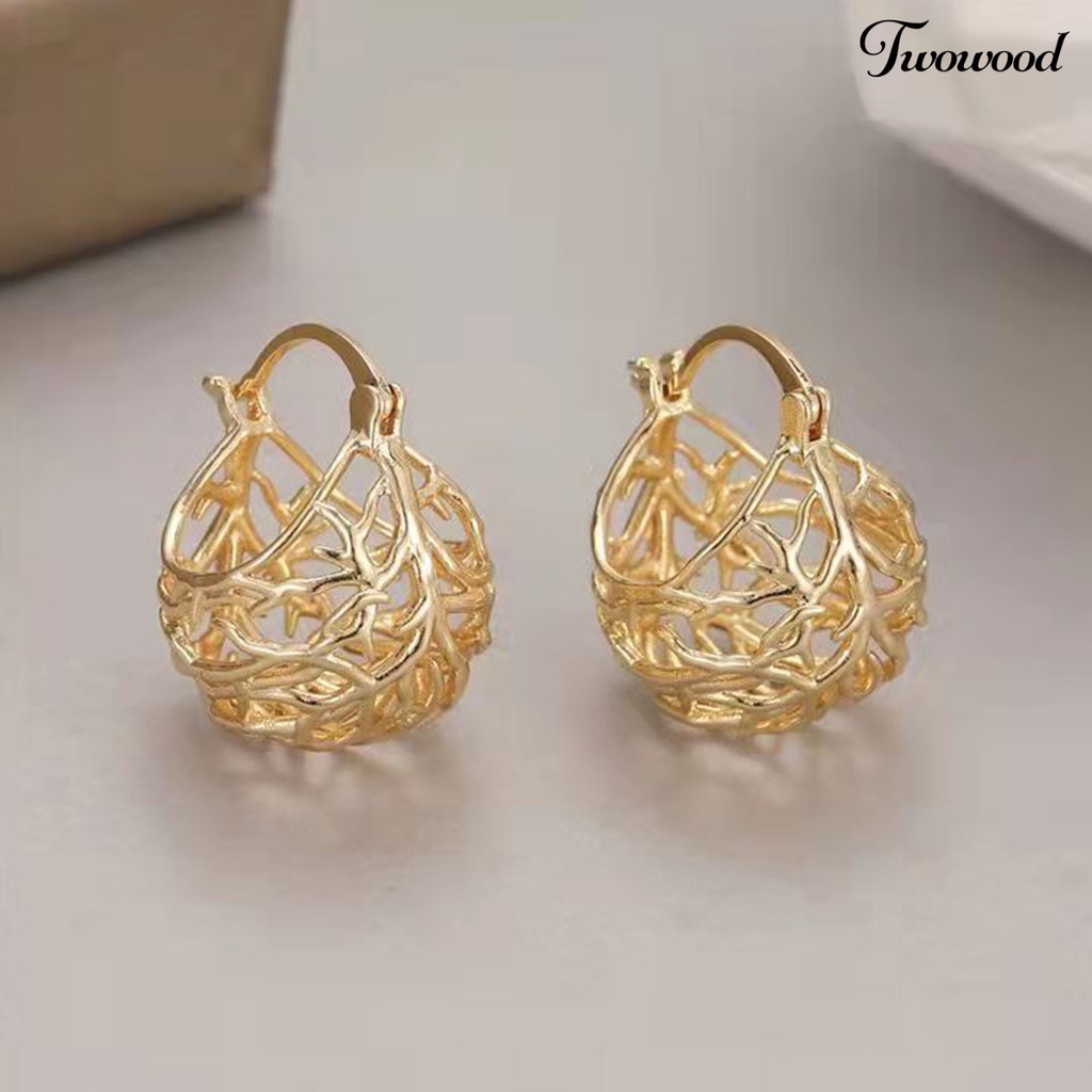 Twowood 1pasang Anting Wanita Bentuk Kreatif Tidak Iritasi Desain Berongga Keluar Anti-Oksidasi Mempesona Efek Visual Dekoratif Logam Lady Wedding Earrings