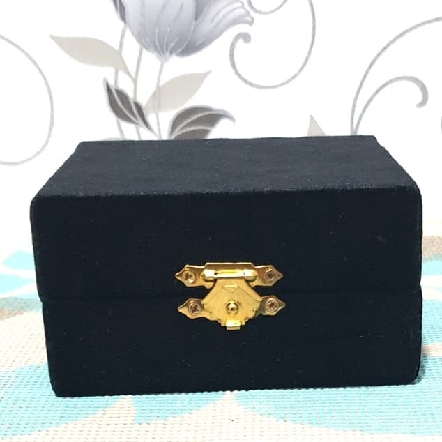 

⭐BISA COD⭐ Kotak Kado/Gift Box Bludru Hitam Kunci