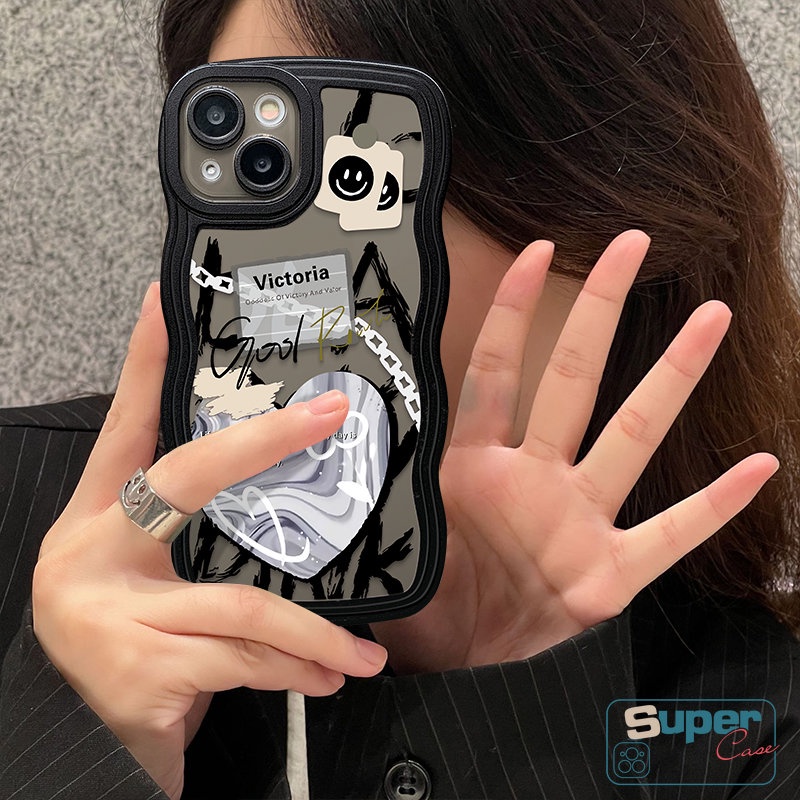 Casing Ponsel Label Keren Merek Trendi Kompatibel Untuk iPhone X XR 7 8 6s 6 Plus13 14 11 12 Pro Max 7Plus XS Max SE 2020 Fashion Comme des Garcons Label Bunga Tepi Bergelombang Lembut Tpu Cover