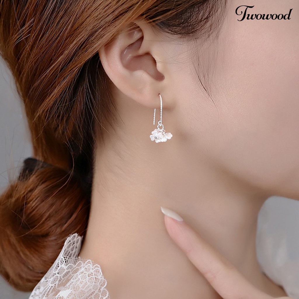 Twowood 1pasang Wanita Anting Pearly Luster Tiga Bunga Cubic Zirconia Hias Kait Gaya Romantis Dekorasi Telinga Perhiasan Elegan Liontin Menjuntai Anting Perlengkapan Kostum