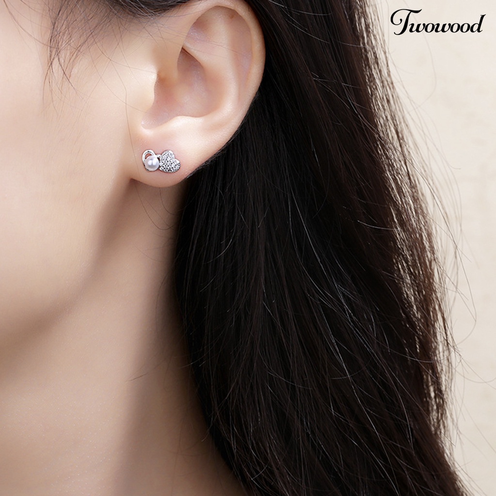 Twowood 1pasang Ear Studs Vintage Elegan Berongga Keluar Berbentuk Hati Shiny Cubic Zirconia Dress Up Hadiah Wanita Mutiara Imitasi Stud Earrings Perhiasan Pesta Untuk Pakaian Sehari-Hari