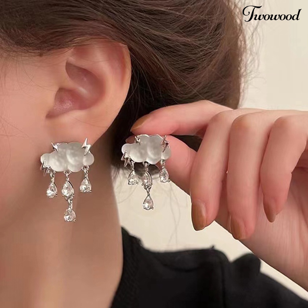 Twowood 1pasang Anting Pejantan Desain Awan Hujan Elegan Temperamen Hadiah Menyenangkan Kristal Imitasi Raindrop Pendant Menjuntai Anting Perhiasan Fashion