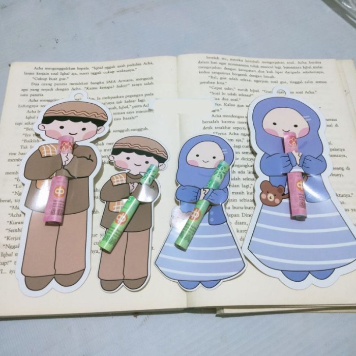 

Amplop Lebaran Peluk 1 pack isi 10 pcs – AC 99 – Tempat Uang Angpou Pelengkap Bingkisan Kartu Ucapan Idul Fitri Custom Karakter Unik Gambar Santri Kartun Lucu Murah Anak Viral 2023 PGS