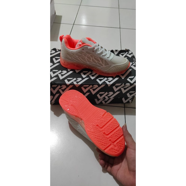 Spatu wanita  sport Keren Kualitas bagus impor size 37 putih pink