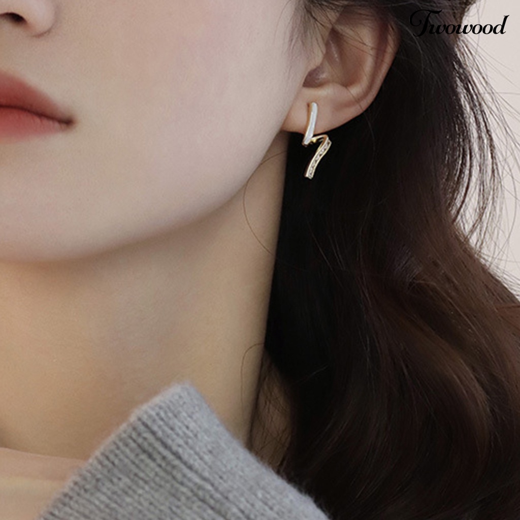 Twowood 1pasang Anting Stud Vintage Berlian Imitasi Bentuk Geometris Warna Tinggi Pengikat Tahan Aus Dekorasi Gaya Perancis Elegan Bentuk Z Wanita Earrings Aksesoris Pakaian