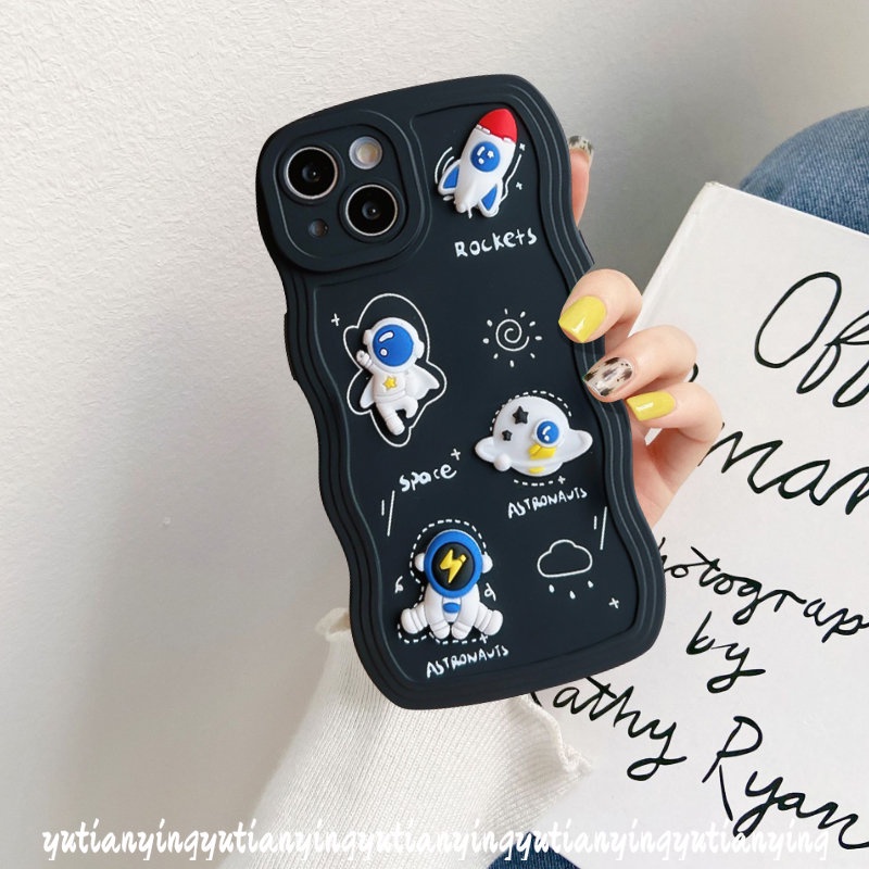 Kartun Lucu Boneka 3D Astronot Casing Luar Angkasa Realme C12 C15 56i C21Y C33 C11 C25 C30 C35 C25Y C25s 10 9i 8 8i 7i 5i 7 5s C20 8Pro C20A 9Pro+9c3 C17 Lembut Bergelombang Tepi Hitam Case