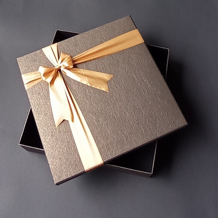 

⭐BISA COD⭐ Kotak Kado/Gift Box Ukuran 24x20x8
