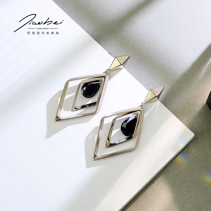 Anting Tiga Dimensi Geometris Tahun Baru Anting Trendi Perempuan Musim Panas Desain Niche Gaya Eropa Amerika Anting Berlian Logam