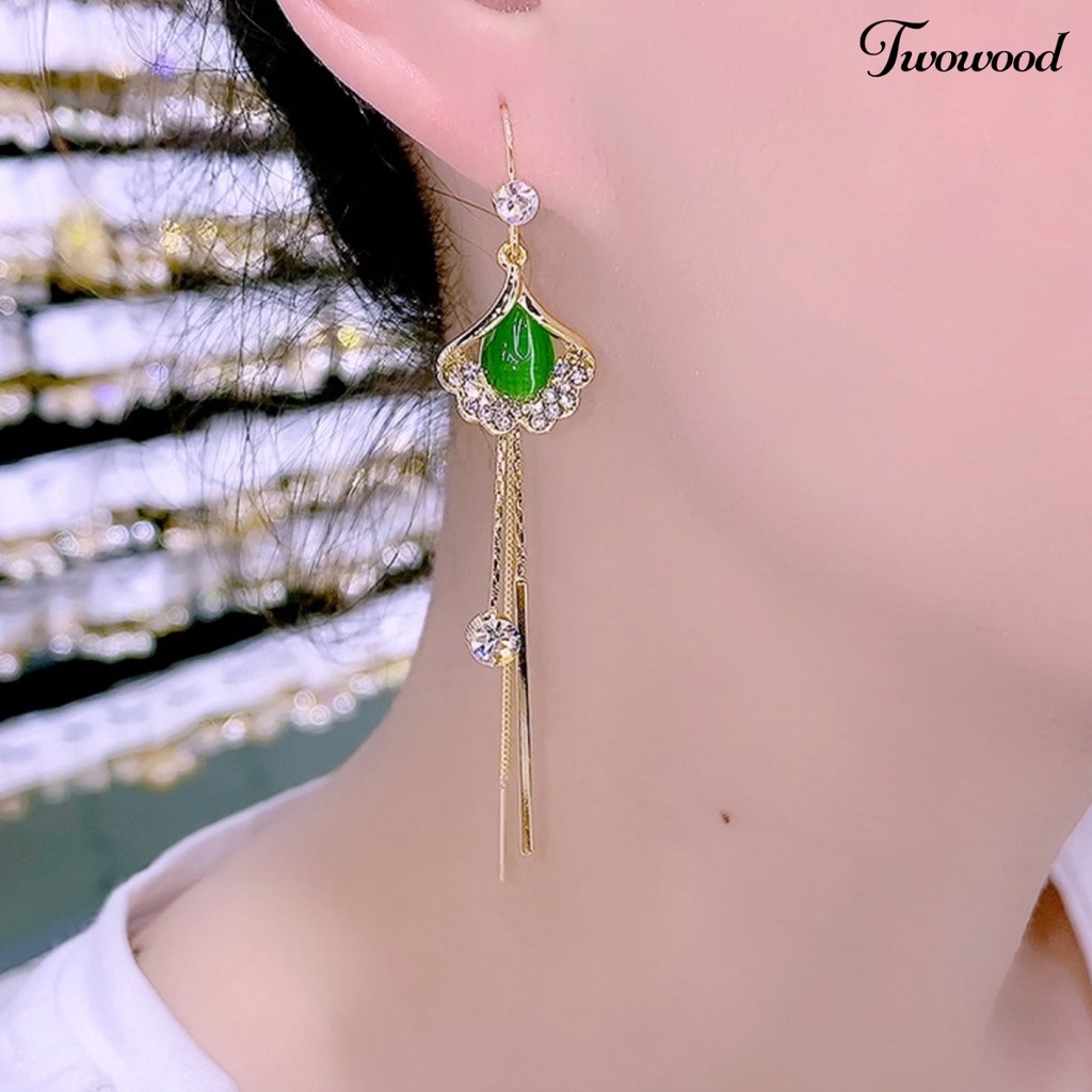 Twowood 1pasang Anting Rumbai Rumbai Bentuk Daun Berlian Imitasi Hias Bersinar Lurus Gantung Dekorasi Hypoallergenic Liontin Geometris Tindik Drop Earrings Perhiasan Aksesoris