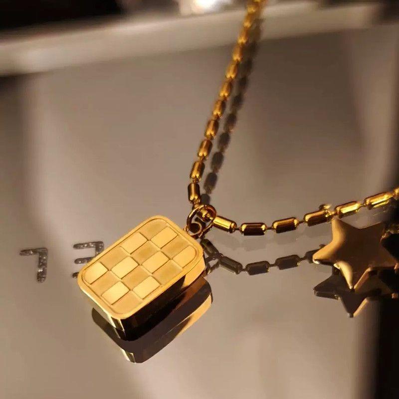 Kalung Titanium Wanita Emas 18K Tahan Karat Tidak Luntur square grid pendant pentagram Aksesoris