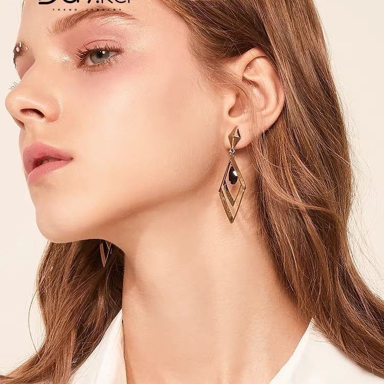 Anting Tiga Dimensi Geometris Tahun Baru Anting Trendi Perempuan Musim Panas Desain Niche Gaya Eropa Amerika Anting Berlian Logam