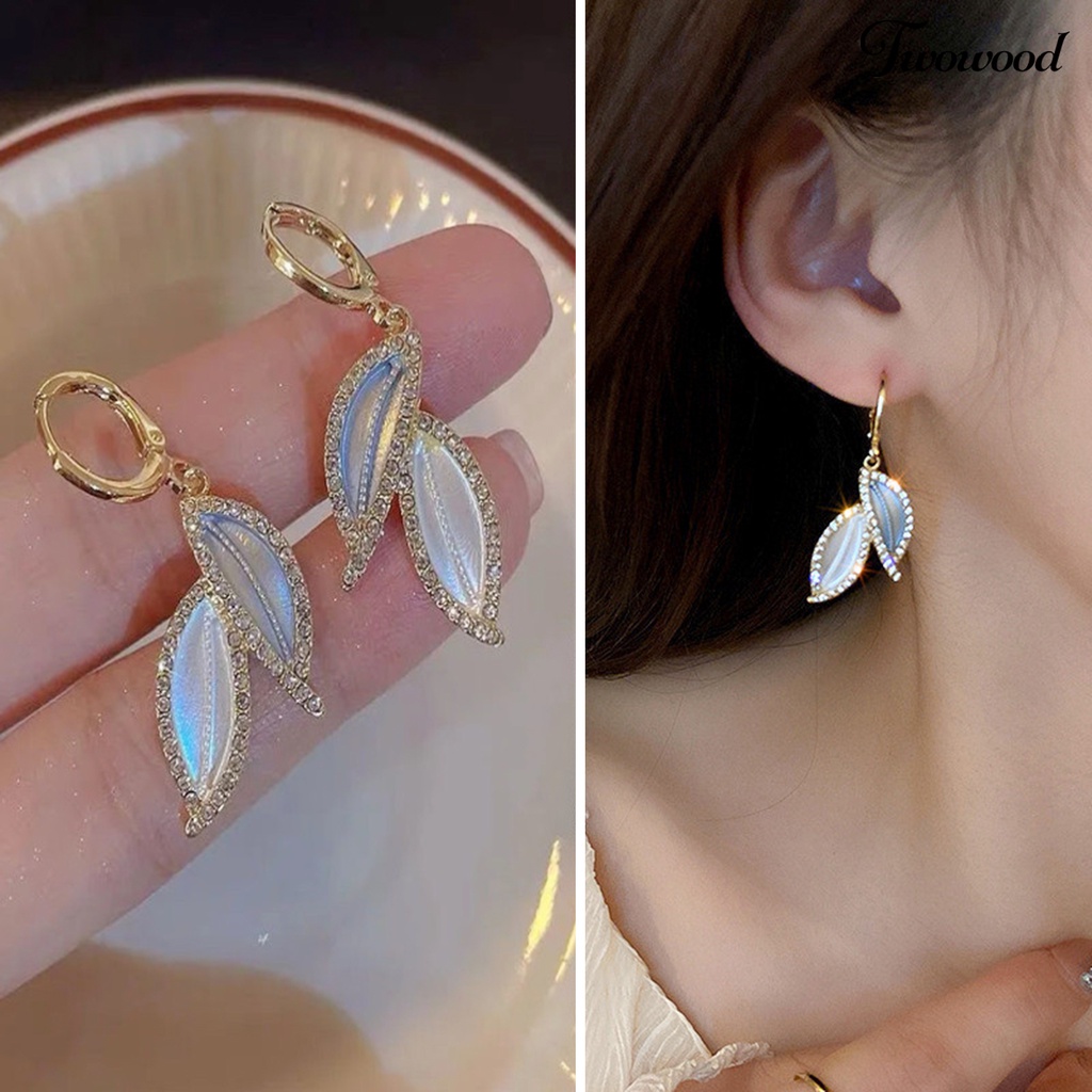 Twowood 1pasang Anting Menjuntai Gaya Retro Elegan Temperamen Hadiah Berkilau Berlian Imitasi Daun Biru Wanita Drop Earrings Perhiasan Aksesoris