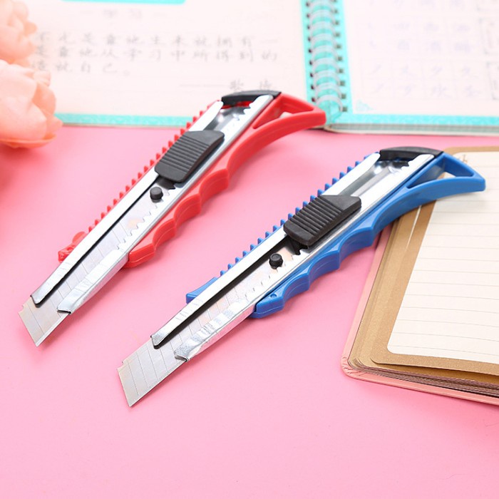 

CUTTER BESAR / PISAU CUTTER BESAR 18MM - RANDOM