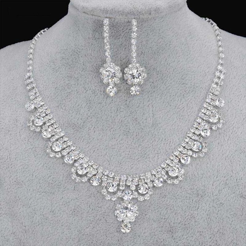 Two-piece Set of Accessories for Bride Wedding Dress Fashion Claw Chain Rhinestone Sunflower Necklace Earrings Set for Women