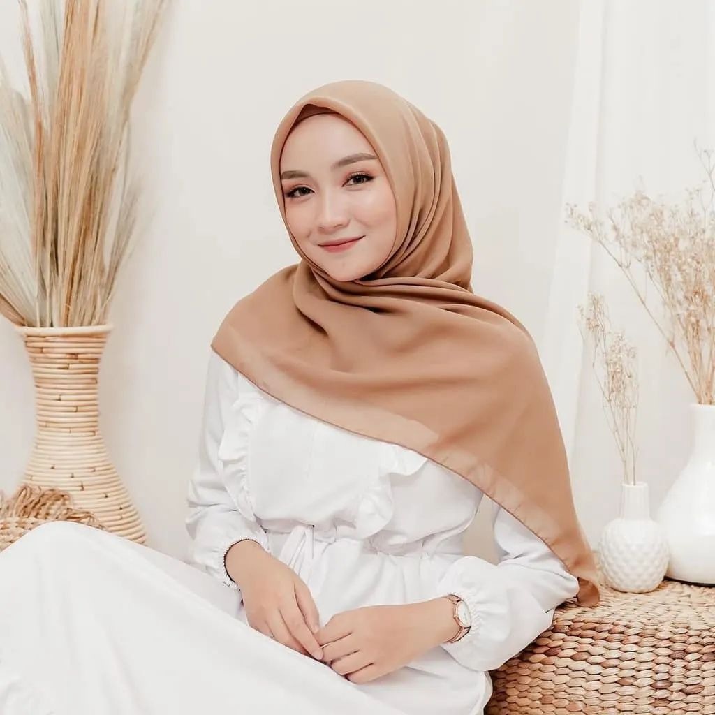 kerudung jilbab segi empat BELLA SQUARE polos bahan double hycon ( pollycotton ) premium jahit tepi 
