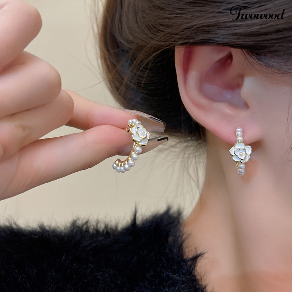 Twowood 1pasang Anting Hoop Temperamen Camellia Cahaya Mewah Eye-catching Tidak Luntur Dekorasi Electroplating Niche Mutiara Imitasi Lingkaran Anting Perhiasan Aksesori