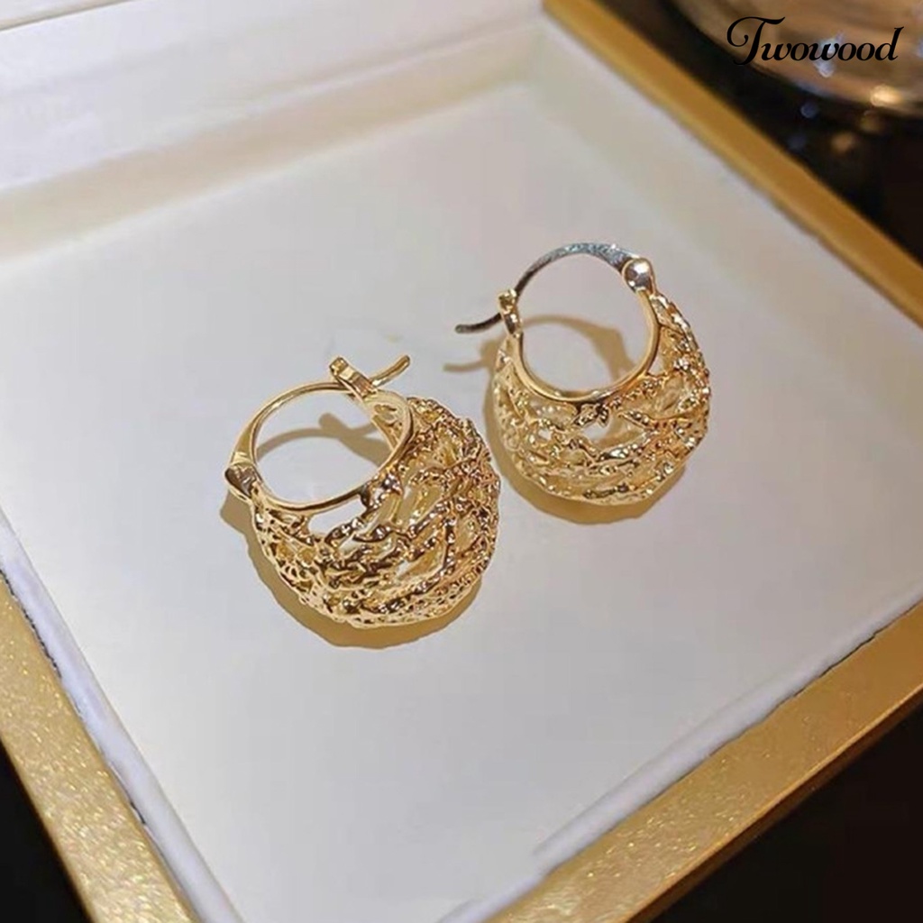 Twowood 1pasang Anting Wanita Bentuk Kreatif Tidak Iritasi Desain Berongga Keluar Anti-Oksidasi Mempesona Efek Visual Dekoratif Logam Lady Wedding Earrings