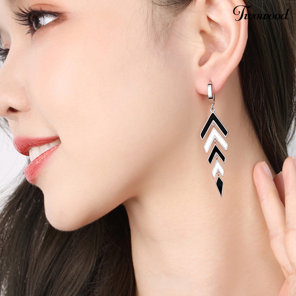 Twowood 1pasang Liontin Anting Kepribadian Geometris Hitam Putih Warna Kontras Rumbai Panjang Retro Temperamen Hoop Earrings Perhiasan Aksesori