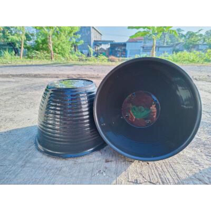 POT TAWON PLASTIK HITAM 25CM GUCI