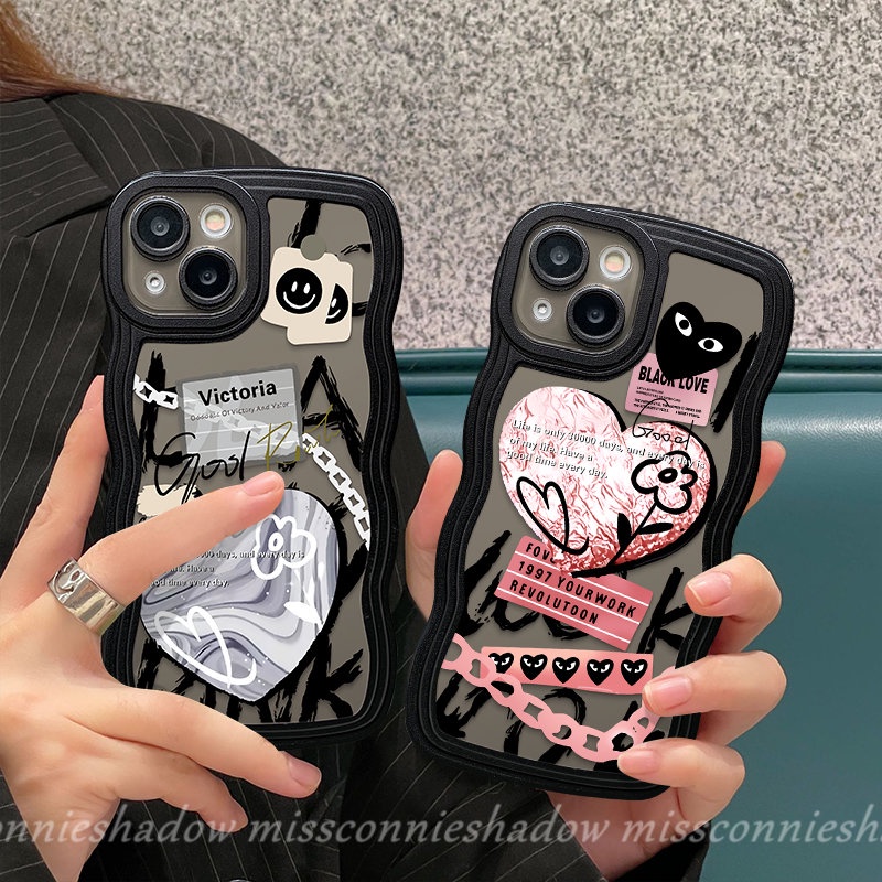 Casing Label Bunga Cinta Hati Trendi Merek Keren Kompatibel Untuk IPhone XR 7 8 6s 6 Plus 13 14 11 12 Pro Max X XS Max SE 2020 Fashion Comme Des Garcons Label Tepi Bergelombang Soft Cover