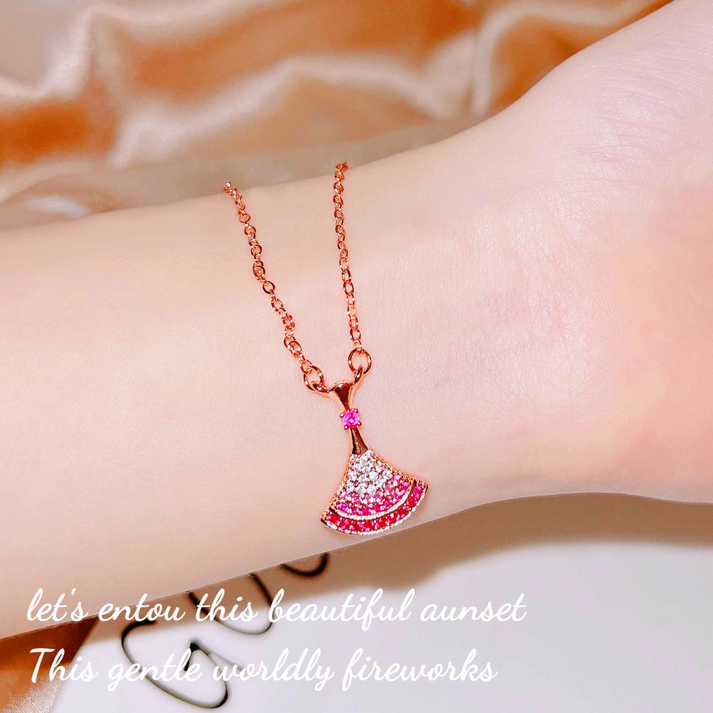 Goldkingdom Fashion Perhiasan Aksesoris Ready Stock Kalung Berlian Merah Rose Gold Berkilauan Penuh Berlian Harta Karun Keluarga Rok Kecil Liontin Rantai Tulang Selangka