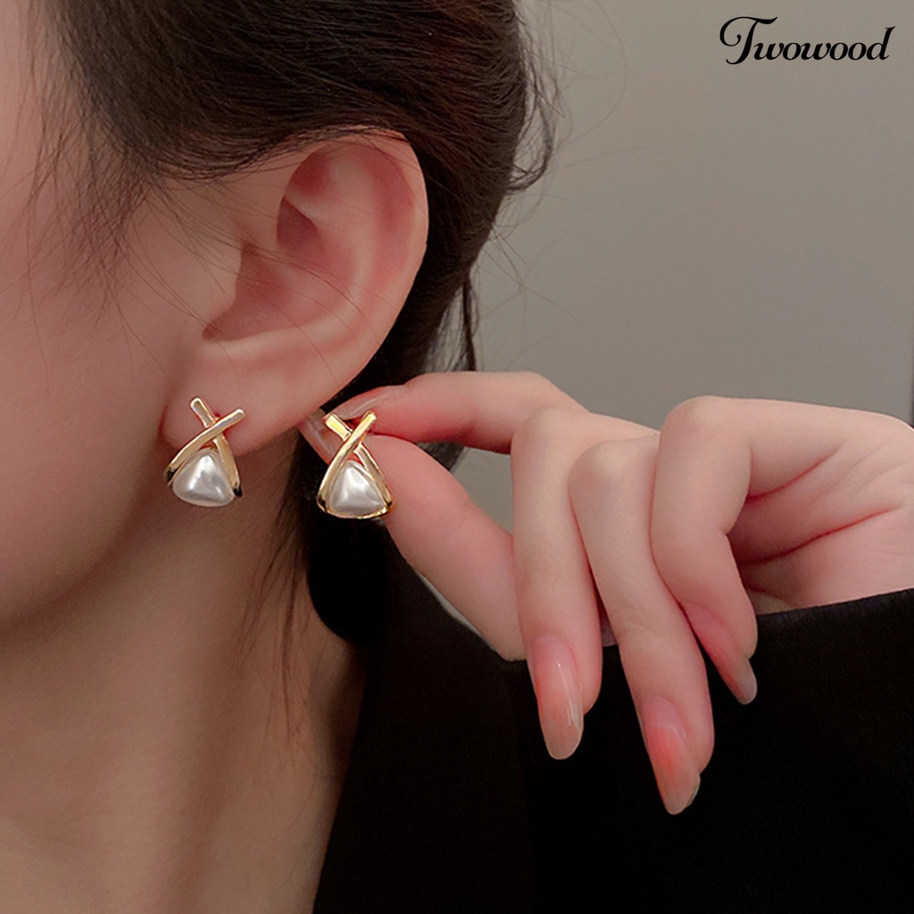 Twowood 1pasang Anting Stud Geometris Segitiga Gaya Korea Temperamen Mutiara Imitasi Ear Studs Perhiasan Aksesori