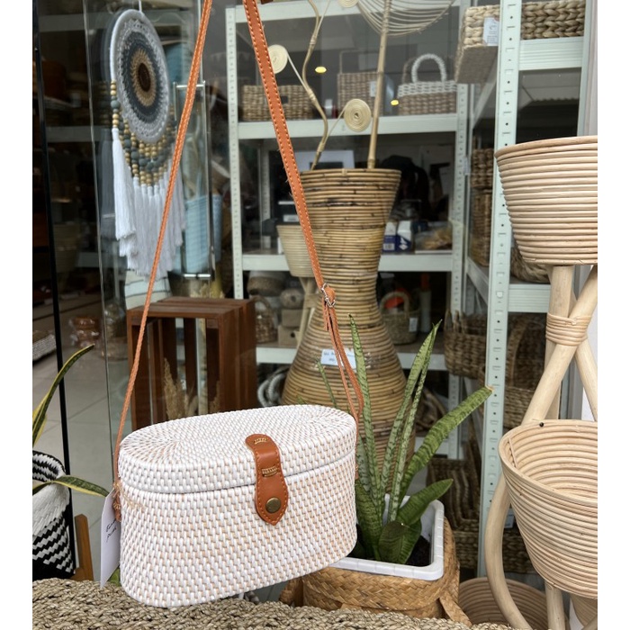 Tas Rotan Oval Putih Tali Selempang TRB12