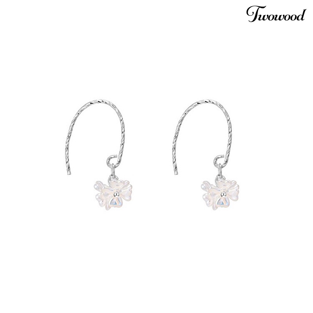 Twowood 1pasang Wanita Anting Pearly Luster Tiga Bunga Cubic Zirconia Hias Kait Gaya Romantis Dekorasi Telinga Perhiasan Elegan Liontin Menjuntai Anting Perlengkapan Kostum