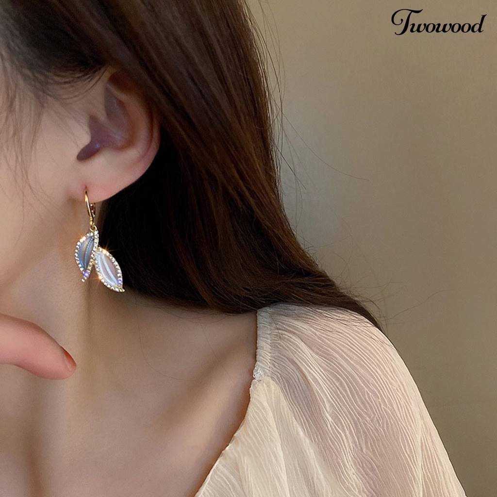 Twowood 1pasang Anting Menjuntai Gaya Retro Elegan Temperamen Hadiah Berkilau Berlian Imitasi Daun Biru Wanita Drop Earrings Perhiasan Aksesoris