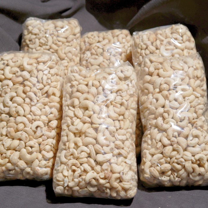 

Kacang Mede, mete, mente mentah 1 kg