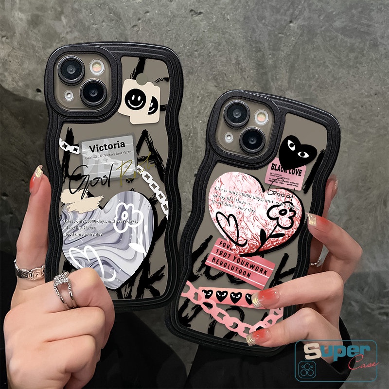 Casing Ponsel Label Keren Merek Trendi Kompatibel Untuk iPhone X XR 7 8 6s 6 Plus13 14 11 12 Pro Max 7Plus XS Max SE 2020 Fashion Comme des Garcons Label Bunga Tepi Bergelombang Lembut Tpu Cover