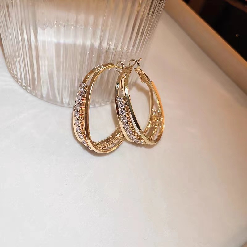 Gaya Baru Berlian Imitasi Unik Mode Logam Hoop Niche Temperamen Anting Elegan