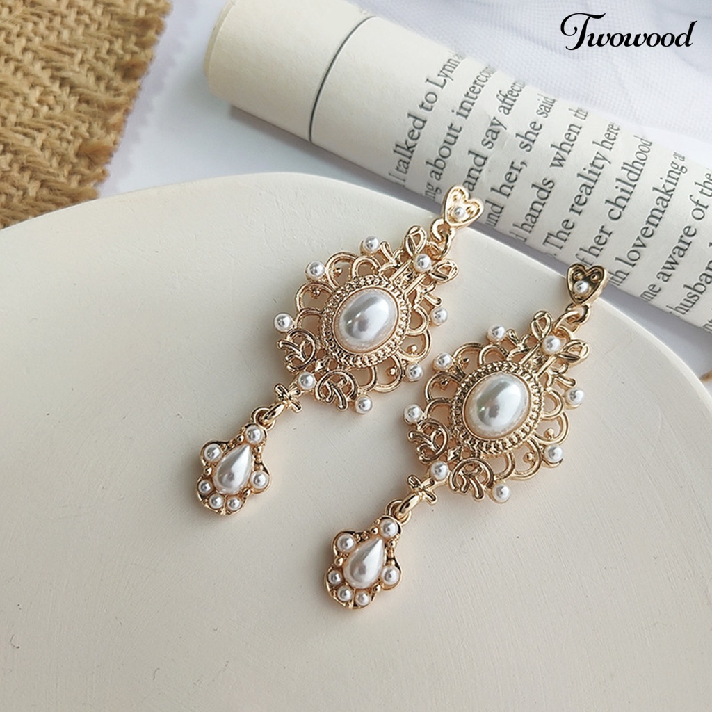 Twowood 1pasang Anting Menjuntai Desain Pengadilan Kerajaan Mutiara Imitasi Pola Geometris Temperamen Klasik Berdandan Hias Pengadilan Retro Baroque Stud Earrings Perhiasan Fashion