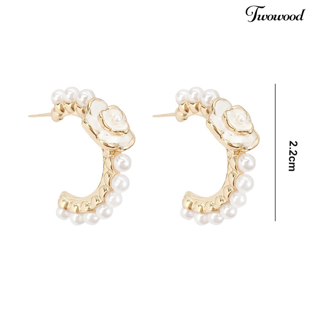 Twowood 1pasang Anting Hoop Temperamen Camellia Cahaya Mewah Eye-catching Tidak Luntur Dekorasi Electroplating Niche Mutiara Imitasi Lingkaran Anting Perhiasan Aksesori