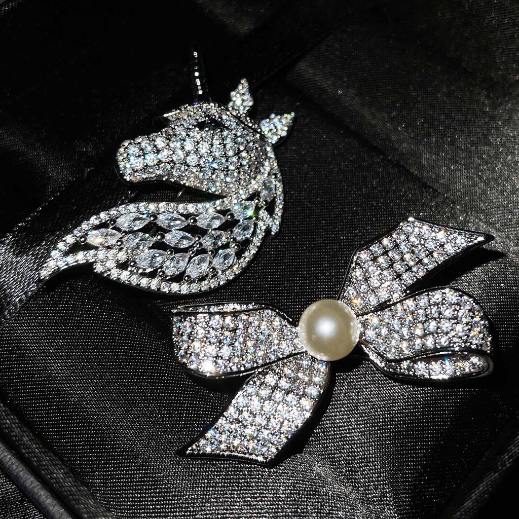 Goldkingdom Fashion Perhiasan Aksesoris Ready Stock TikTok Siaran Langsung Baru Busur Bros Ins Pasang Karbon Tinggi Berlian Temperamen Pin Kepribadian Mutiara Unicorn Bros